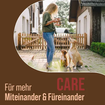 Frau mit Futterschalen vor zwei Hunden. Text: Für mehr Miteinander & Füreinander, CARE.