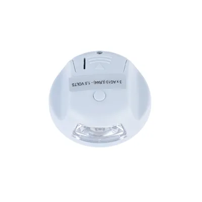 Weisses Gerät mit LED-Licht, Beschriftung: 3 x AG13 (LR44) - 1,5 Volts. Sichtbarer Knopf und Lautsprechersymbol.