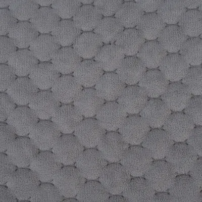Grauer Stoff mit gepolstertem, kreisförmigem Muster und kleinen Schleifenakzenten. Detailansicht der Materialstruktur.