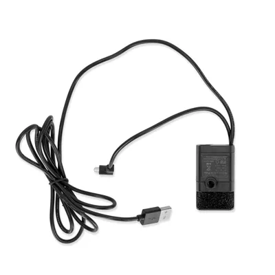 Schwarzes USB-Kabel mit rechteckigem Adapter und kleinem Stecker, geeignet für elektronische Geräte. Sichtbare technische Spezifikationen auf dem Adaptergehäuse.