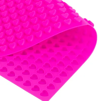 Covoraș din silicon roz cu adâncituri în formă de inimă, potrivit pentru prepararea de recompense sau gustări.