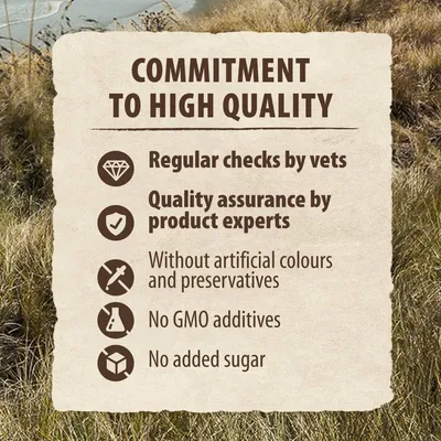 Tekst w języku angielskim: Commitment to high quality. Regular checks by vets, quality assurance by product experts, without artificial colours and preservatives, no GMO additives, no added sugar.
