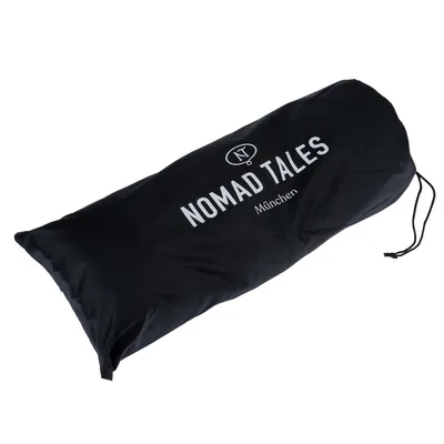 Czarny worek z napisem 'Nomad Tales München' i logo NT, widoczne zamknięcie na sznurek.