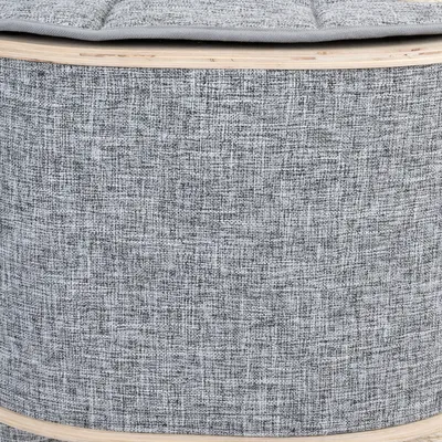 Surface en tissu gris avec bordure en bois clair, détail d’un meuble ou accessoire pour animaux. Matériaux visibles : tissu et bois.