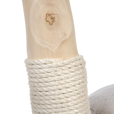 Tronco de madera envuelto con cuerda de sisal blanca, vista detallada. Adecuado para árbol rascador u otros usos similares.