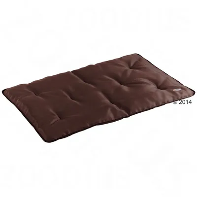 Coussin rectangulaire matelassé marron, surface lisse avec surpiqûres visibles, étiquette de marque cousue dans un coin.