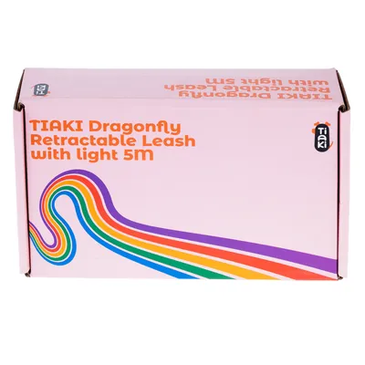 Emballage avec texte : TIAKI Dragonfly Retractable Leash with light 5M. Boîte rose avec motif arc-en-ciel et logo Tiaki visible.