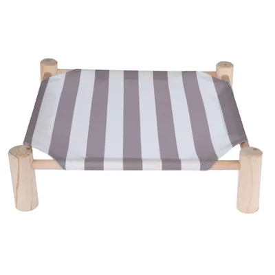 Klein bed met gestreepte stoffen bekleding in grijs en wit, houten frame met vier poten.