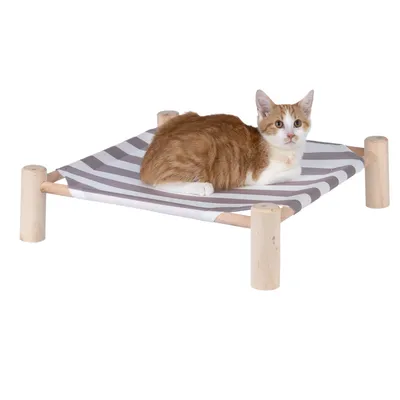Gestreepte hangmat met houten frame, met een rood-witte kat erop. Product voor ontspanning of slaap voor huisdieren.