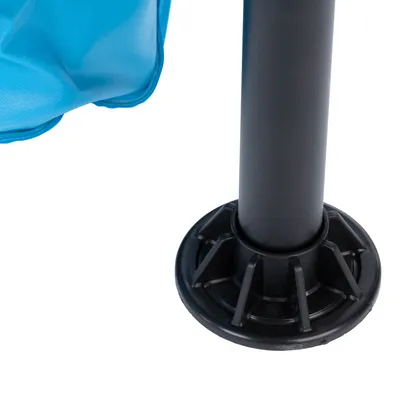Detaljbild av svart plastfot och blå vattenavvisande yta. Passar för produktbeskrivning eller materialpresentation.
