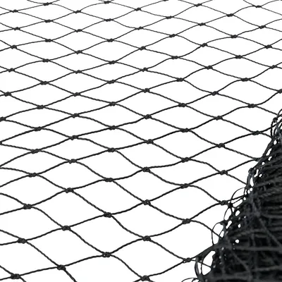 Schwarzes Netz mit quadratischer Maschenstruktur, geeignet für verschiedene Anwendungen.