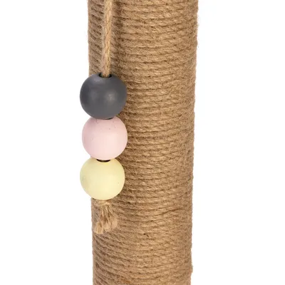 Poteau à griffer en sisal avec trois perles suspendues, une grise, une rose et une jaune pâle, sur une cordelette.