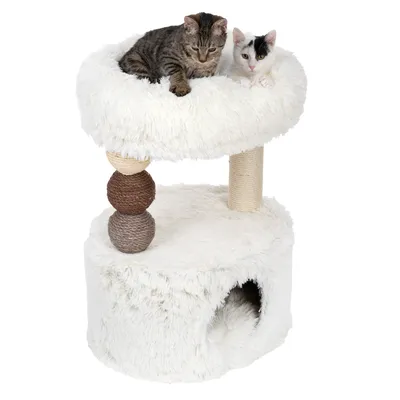 Kratzbaum mit weissem Plüschbezug, zwei Ebenen, Höhle unten, Liegefläche oben, Spielbälle aus Seil und Sisalstange. Zwei Katzen liegen auf der oberen Fläche.