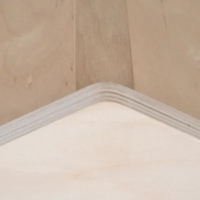 Részletes nézet egy lekerekített élű, réteges rétegelt lemezből készült falapra.