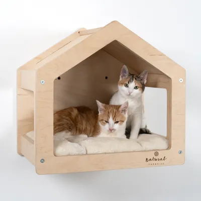 Natural Paradise faház két macskával egy puha párnán. Falra szerelhető, alkalmas fekhelynek vagy visszavonulóhelynek.