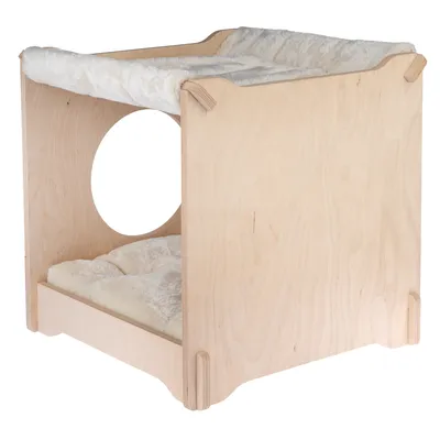 Holz-Kubus mit zwei Ebenen, runder Öffnung und weichen weissen Polstern. Geeignet als Liege- oder Ruheplatz.