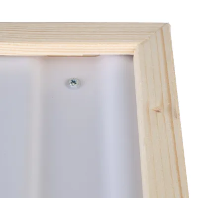 Nahaufnahme eines Holzrahmens mit einer Schraube, die eine weisse Kunststoffplatte befestigt.