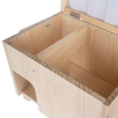 Holzbehälter mit zwei Innenfächern und aufklappbarem Deckel, sichtbare Schrauben und Scharniere.