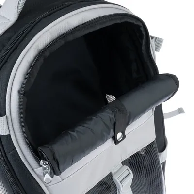 Sac à dos noir et gris avec ouverture zippée partiellement ouverte, filet de ventilation visible sur le devant, tissu synthétique.