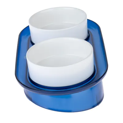 Doppelnapf aus weissem Kunststoff mit blauem Halter, geeignet für Futter und Wasser.