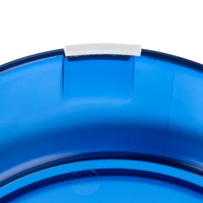 Nahaufnahme eines blauen Futternapfs mit rutschfestem weissen Rand.