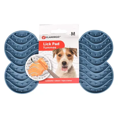 Flamingo Lick Pad Yummee, lízací podložka velikost M, modrá strukturovaná podložka s vlnkovým vzorem. Obal ukazuje použití s oranžovou pastou.