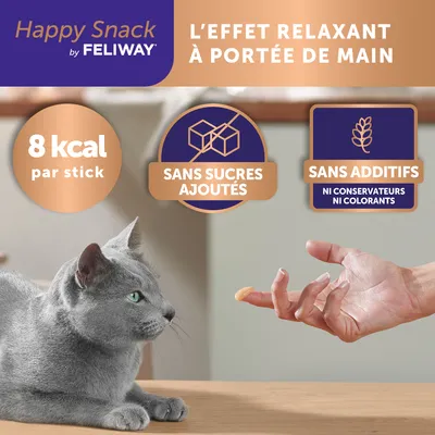 Happy Snack by Feliway, l’effet relaxant à portée de main, 8 kcal par stick, sans sucres ajoutés, sans additifs, ni conservateurs ni colorants. Chat gris regardant une main tenant un stick.