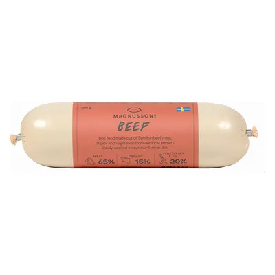 Magnussons Beef, pasja hrana iz švedskega govejega mesa, 65 % mesa, 15 % organov, 20 % zelenjave in olja. Počasi kuhana na lastni kmetiji v Bro. Embalaža s švedsko zastavo.