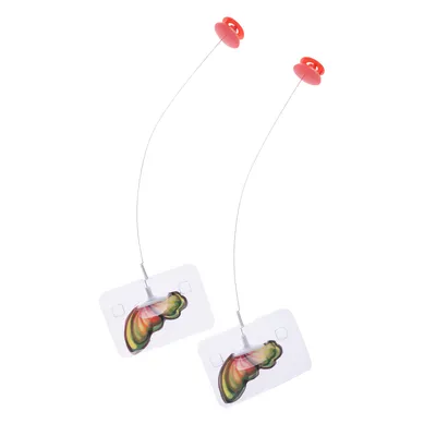 Zwei Spielzeuge mit bunten Schmetterlingsmotiven, befestigt an flexiblen Drähten mit roten Saugnäpfen.