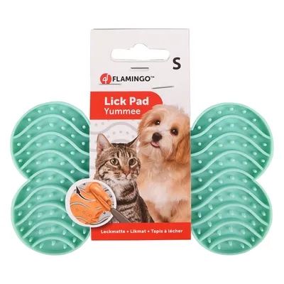 Flamingo Lick Pad Yummeez, lízací podložka velikost S, zelená s vlnitou strukturou. Obal zobrazuje kočku a psa a návod k rozdělení krmiva.