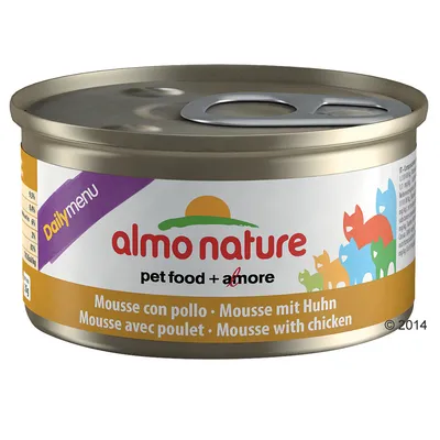 Консерва Almo Nature Daily Menu, надпись: pet food + amore, Mousse with chicken, изображение разноцветных силуэтов кошек и собак на этикетке.