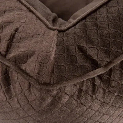 Detaliu material textil maro cu model geometric, utilizat la un pat pentru animale de companie. Textura moale și cusături vizibile.