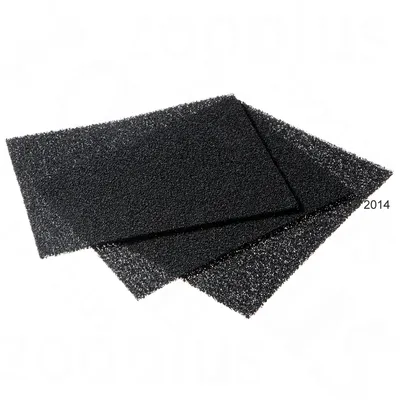 Tre rettangoli di spugna nera a trama grossa, sovrapposti su sfondo bianco. Nessun marchio o testo visibile.