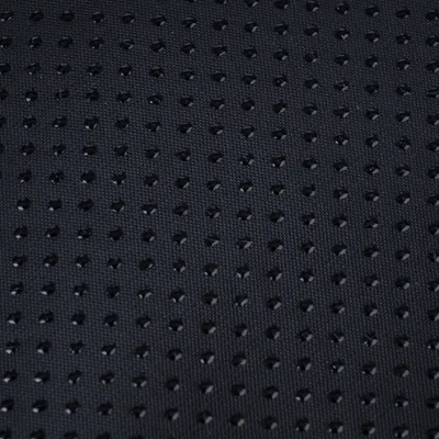 Nahaufnahme eines schwarzen, rutschfesten Materials mit kleinen Noppen für besseren Halt.