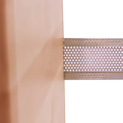 Detailansicht eines perforierten Kunststoffgitters, das an einer beigen Oberfläche befestigt ist.