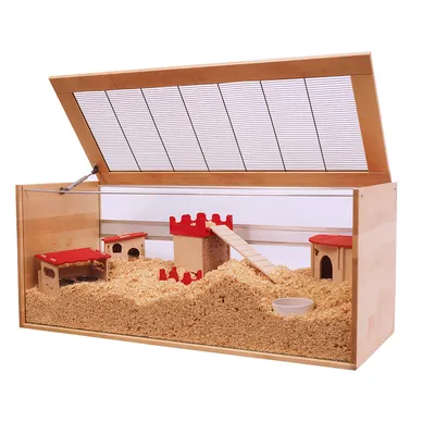 Hamstergehege aus Holz mit offenem Deckel, roter Burg, Rampen, Häuschen und Einstreu. Enthält Futternapf und Spielbereiche.
