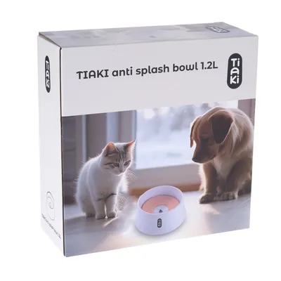 Emballage de la gamelle anti-éclaboussures TIAKI 1,2 L avec photo d’un chat et d’un chien regardant la gamelle blanche et rose. Marque TIAKI visible sur l’emballage.