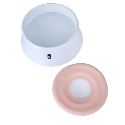 Gamelle blanche avec logo Tiaki, couvercle rose séparé, intérieur visible. Matériaux plastique. Aucun autre texte ou indication sur l’image.
