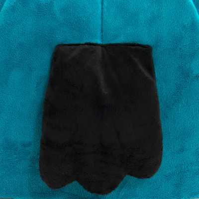 Yksityiskohtainen näkymä turkoosista kankaasta, jossa on musta, pehmeästä materiaalista valmistettu tassunmuotoinen osa.