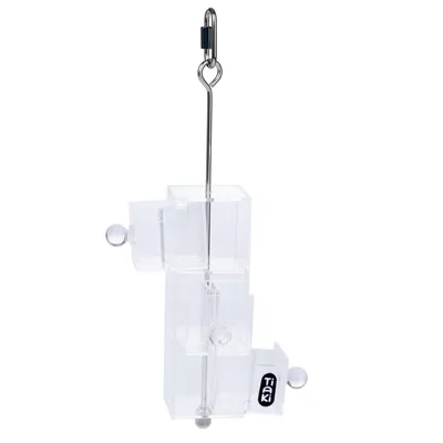 Jouet suspendu en plastique transparent avec tiges métalliques et trois compartiments coulissants, marque TIAKI visible sur l’un des volets.