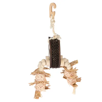 Jouet suspendu pour animaux composé de carton, bois, corde et boules en osier, avec crochet d’accroche en bois visible en haut de l’image.