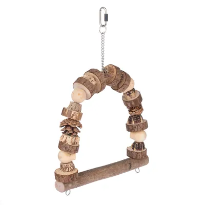 Perchoir suspendu en bois naturel avec rondins, boules et pommes de pin, chaîne métallique et mousqueton pour fixation. Convient aux cages d’oiseaux ou petits animaux.