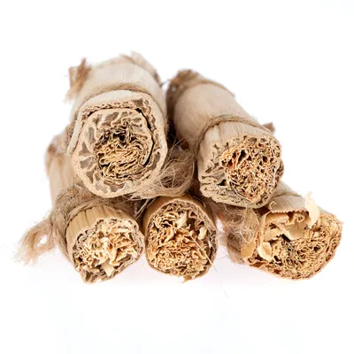 Lot de cinq rouleaux en fibres naturelles, aspect bois et paille, empilés sur fond blanc. Matériau visible : fibre végétale.
