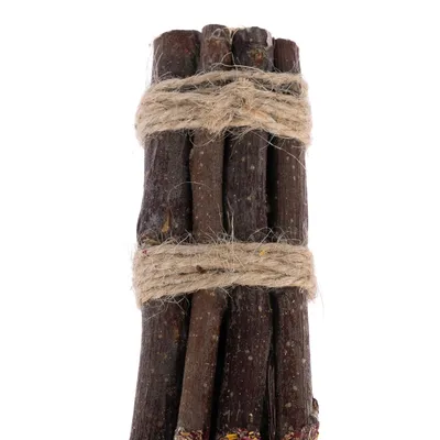 Sötét fa pálcák kötege, természetes juta zsinórral összekötve.