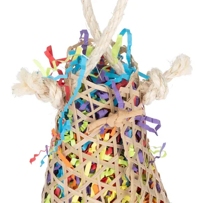 Jouet en osier tressé rempli de bandes de papier colorées, muni de deux cordes épaisses nouées sur les côtés. Matériaux visibles : osier, papier, corde.