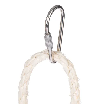 Corde torsadée blanche avec mousqueton métallique à vis, matériaux visibles : corde et métal.