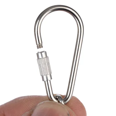 Metalkarabinhage med skrue-lukning, sølvfarvet, detaljebillede af den åbne lukkemekanisme.