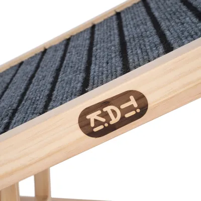 Houten frame met grijs tapijt en logo in Koreaanse schrift aan de zijkant.