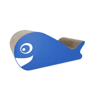 Griffoir en carton en forme de baleine bleue, surface à griffer en carton ondulé, côté décoré d’un visage souriant stylisé.