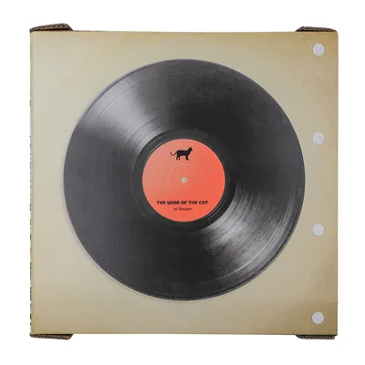 Vinilna ploča s crvenom etiketom, tekst: 'The Year of the Cat' od Al Stewart, silueta mačke na etiketi.